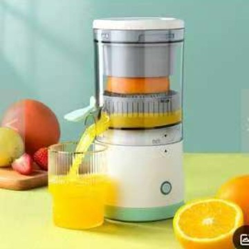 Portable citrus juicer with USB and cleaning brush